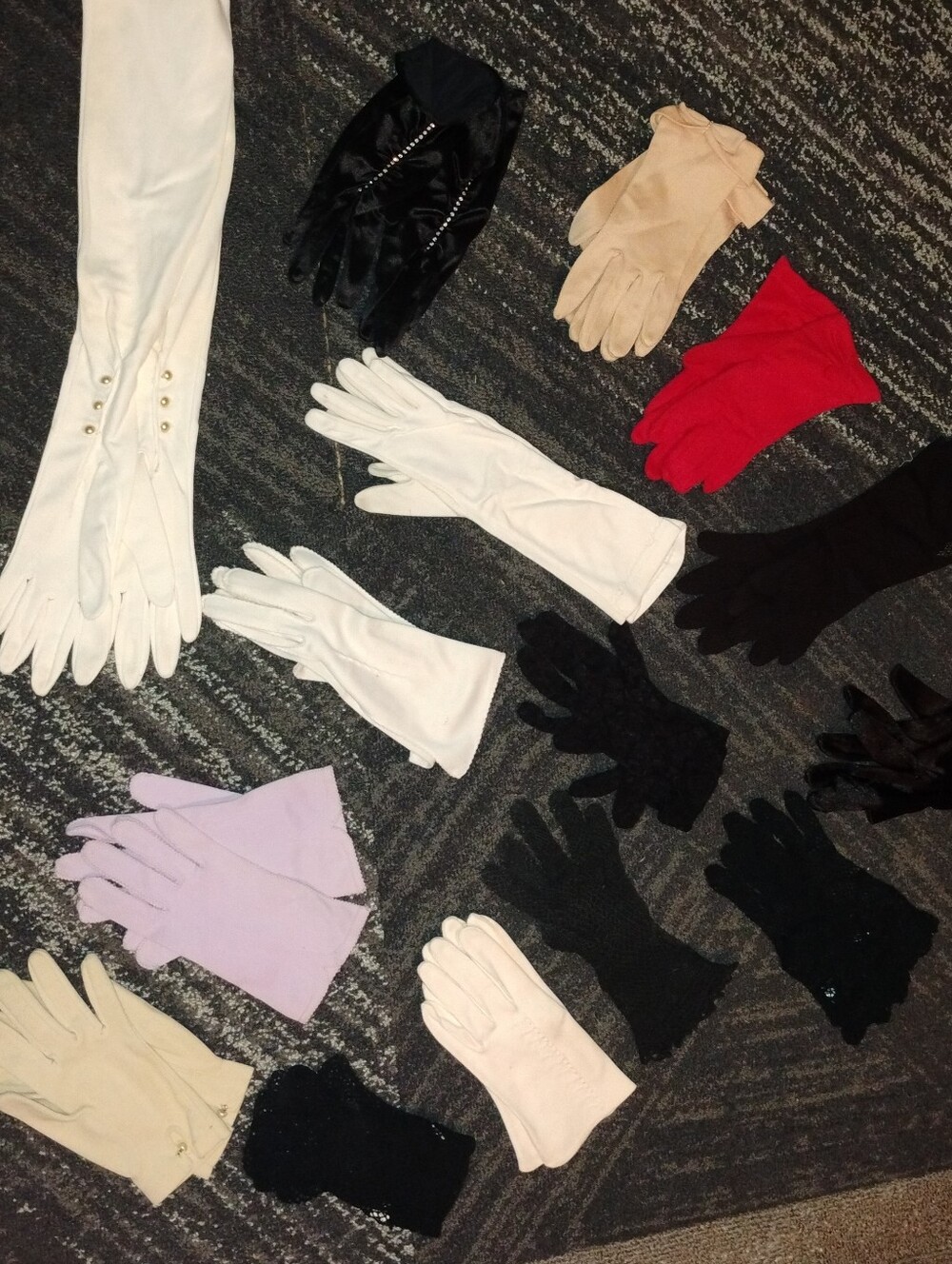 14 Pair Of Ladies Gloves.  Most Vintage